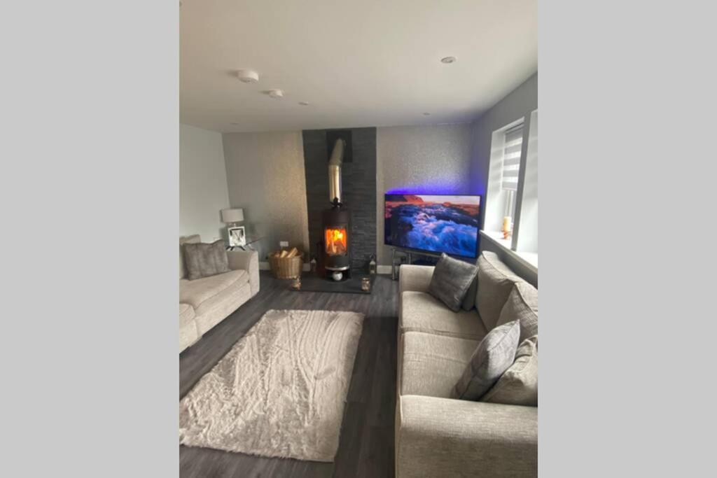 Alcantara- Modern Home With Hot Tub- Sleeps 10 Cromdale Экстерьер фото