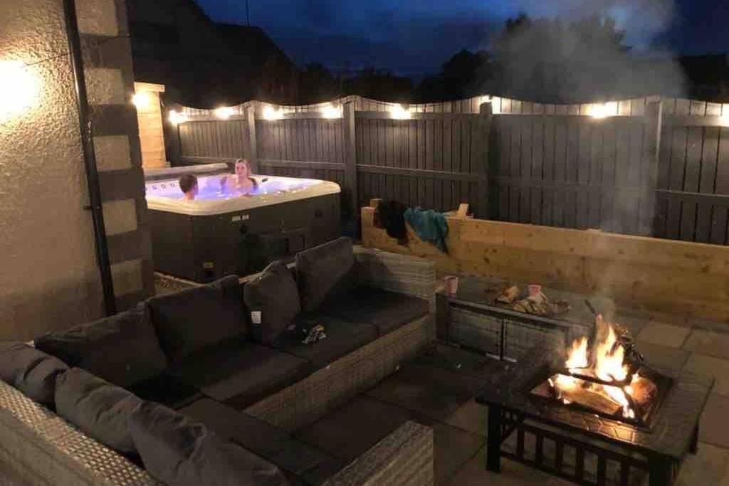 Alcantara- Modern Home With Hot Tub- Sleeps 10 Cromdale Экстерьер фото