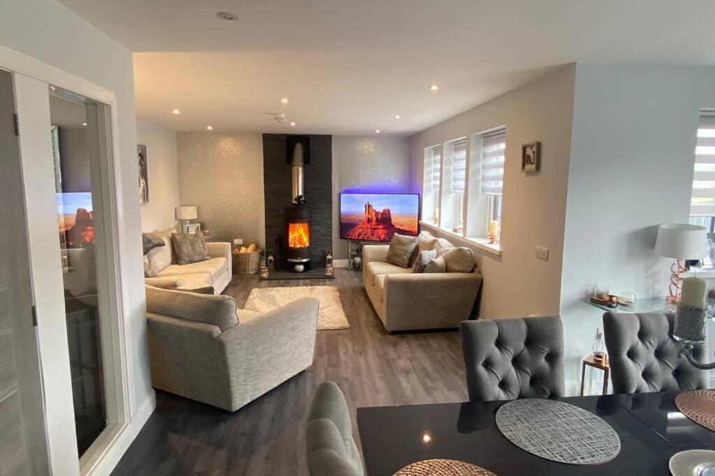 Alcantara- Modern Home With Hot Tub- Sleeps 10 Cromdale Экстерьер фото