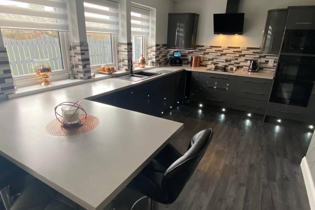 Alcantara- Modern Home With Hot Tub- Sleeps 10 Cromdale Экстерьер фото