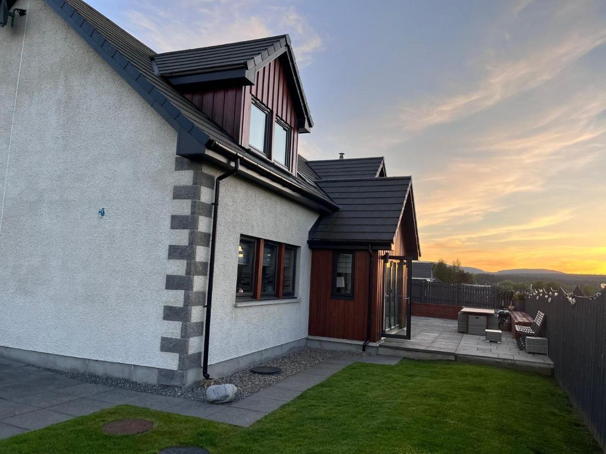 Alcantara- Modern Home With Hot Tub- Sleeps 10 Cromdale Экстерьер фото